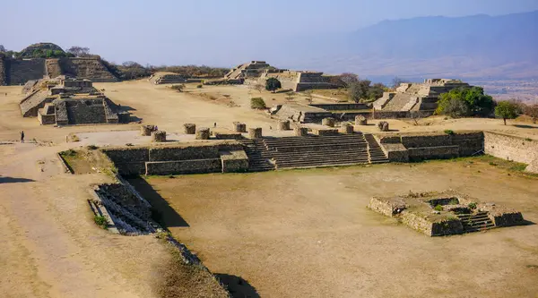 Oaxaca, Meksika - 1 Mart 2025: Monte Alban, Meksika 'nın Oaxaca eyaletinde büyük bir Kolombiya öncesi arkeoloji alanıdır..