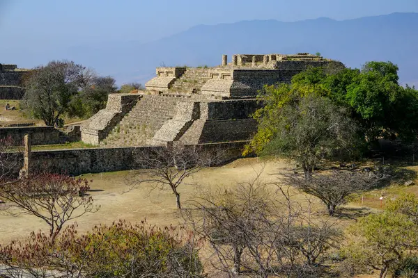 Oaxaca, Meksika - 1 Mart 2025: Monte Alban, Meksika 'nın Oaxaca eyaletinde büyük bir Kolombiya öncesi arkeoloji alanıdır..