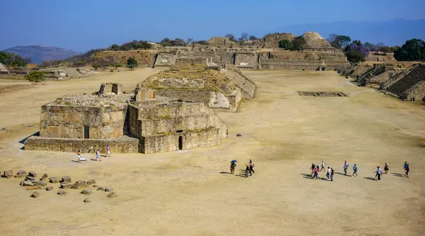 Oaxaca, Meksika - 1 Mart 2025: Monte Alban, Meksika 'nın Oaxaca eyaletinde büyük bir Kolombiya öncesi arkeoloji alanıdır..