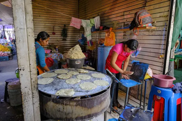 Oaxaca de Juarez, Meksika - 1 Mart 2025: Oaxaca de Juarez, Meksika 'daki Central de Abastos Market Tortilla satıcıları.