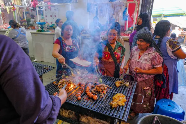 Tlacolula de Matamoros, Meksika - 2 Mart 2025: Kadınlar Tlacolula de Matamoros, Meksika 'daki Pazar Pazarı' nda yemek hazırlıyorlar.