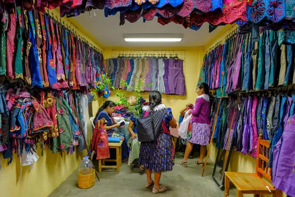 Tlacolula de Matamoros, Meksika - 2 Mart 2025: Tlacolula de Matamoros, Meksika 'daki Pazar Pazarı' ndaki giyim satıcıları.