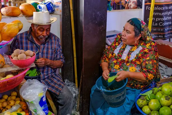 Tlacolula de Matamoros, Meksika - 2 Mart 2025: Tlacolula de Matamoros, Meksika 'daki Pazar Pazarında sebze satıcıları.