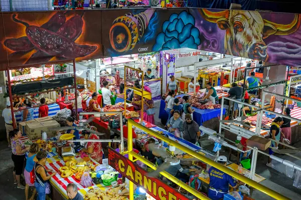 Juchitan de Zaragoza, Meksika - 10 Mart 2025: Juchitan de Zaragoza, Meksika 'da sebze satıcıları.