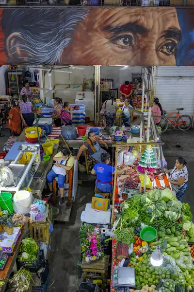 Juchitan de Zaragoza, Meksika - 10 Mart 2025: Juchitan de Zaragoza, Meksika 'da sebze satıcıları.