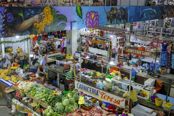 Juchitan de Zaragoza, Meksika - 10 Mart 2025: Juchitan de Zaragoza, Meksika 'da sebze satıcıları.