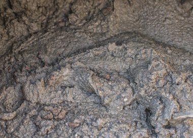 Biz kendimiz bahçemizde kaldırım taşları yapıyoruz..