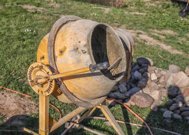 Biz kendimiz bahçemizde kaldırım taşları yapıyoruz..