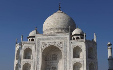 Taj Mahal, Agra, Uttar Pradesh, Hindistan, güneşli bir gün manzarası, Hint şehri Agra, Uttar Pradesh 'te Yamuna nehrinin güney kıyısında fildişi beyazı bir mermer mozole..