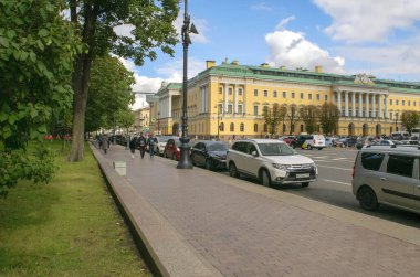 Saint-Petersburg - Rusya 4 Ekim 2022 Senato Meydanı. St. Petersburg şehir merkezi ve araba trafiği. Ulusal Boris Yeltsin kütüphanesi. Yaz, sonbahar