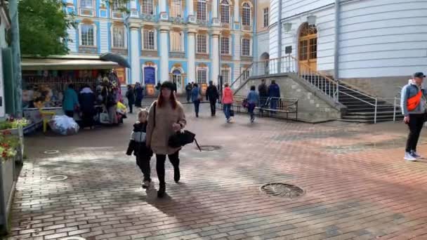 San Pietroburgo Russia Ottobre 2022 Visitatori Trovano Fronte Palazzo Caterina — Video Stock