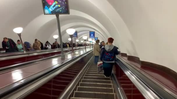 Saint Petersburg Rusko Října 2022 Mnoho Lidí Eskalátoru Stanice Metra — Stock video