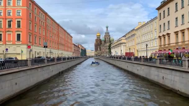 サンクトペテルブルク ロシア2022年10月4日 グリボエドフ運河が人々や車の交通で混雑した 血を流された教会の救い主 — ストック動画