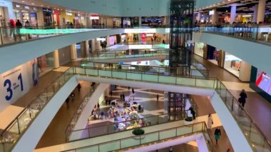 Saint-Petersburg - Rusya 4 Ekim 2022: Galeria Alışveriş Merkezi birçok insan, kafe ve dükkanla iç içe. Galeria Alışveriş Merkezi 'ndeki kalabalık. Üst görünüm