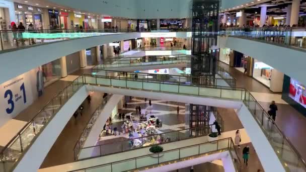 2022年10月4日 俄罗斯圣彼得堡 加莱雅购物中心 Galeria Shopping Center 有许多人 咖啡馆和商店 Galeria购物中心的人群顶部视图 时间流逝 — 图库视频影像