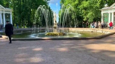 Saint-Petersburg - 4 Ekim 2022, Petergof. Büyük Saray, fıskiyeler ve Peterhof 'un alt parkında güneşli bir günde bir sürü turist..