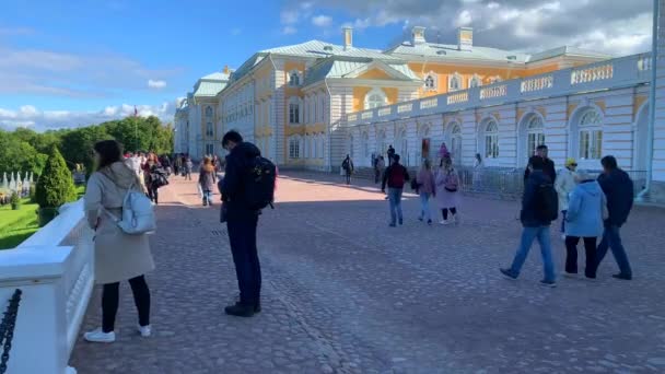 Sankt Petersburg Russland Oktober 2022 Petergof Großer Palast Viele Touristen — Stockvideo
