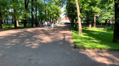Saint-Petersburg - 4 Ekim 2022, Petergof. Büyük Saray, çeşme ve Peterhof 'un alt parkında bir sürü turist. Rus saunası ya da banya