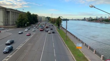 Saint-Petersburg - 4 Ekim 2022: Farforovskays Caddesi, St. Petersburg, Rusya. Araba trafiği ve Neva River 'ın yanındaki eski Sovyet tramvayları. Imperail Porselen Fabrikası