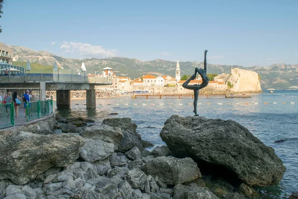 Budva Montenegro Septiembre 2021 Estatua Bailarín Fondo Del Casco Antiguo — Foto de Stock