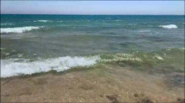 Güçlü dalgaları ve insansız mavi gökyüzü ufkuyla Kızıl Deniz. Doğal arka plan güneşli gün gökyüzü.