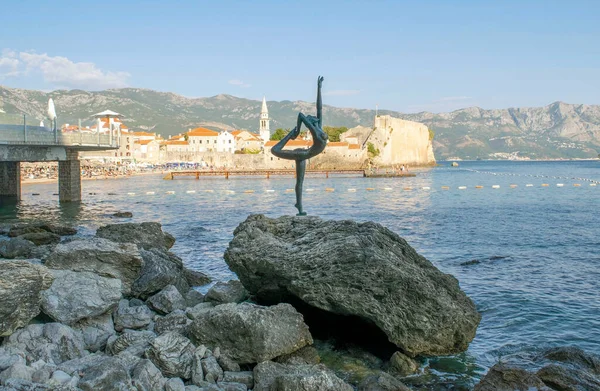 Budva Montenegro Septiembre 2021 Estatua Bailarín Fondo Del Casco Antiguo — Foto de Stock