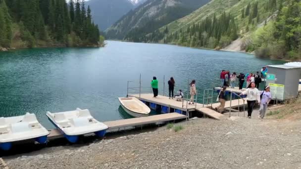 Almaty Kazakhstan Maio 2023 Lago Azul Está Meio Das Montanhas — Vídeo de Stock
