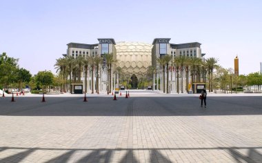 Dubai - BAE - 9 Ağustos 2023: birçok uluslararası bayraklı Dubai Expo şehri. Fuar 2020