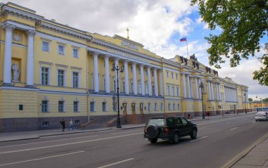 Saint-Petersburg - 4 Ekim 2022 Ulusal Boris Yeltsin Kütüphanesi, Senato Meydanı. St. Petersburg şehir merkezi ve araba trafiği. Ulusal Boris Yeltsin kütüphanesi. Yaz, sonbahar.
