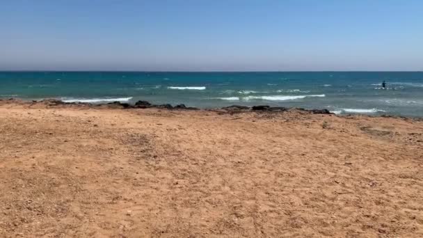 Пляж Червоного Моря Сильними Хвилями Блакитним Небом Горизонтом Людей Природний — стокове відео