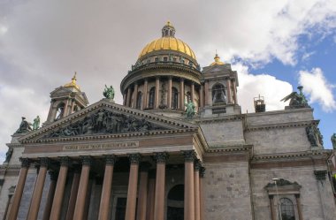 Aziz Petersburg. - Rusya. Bir yaz günü St. Isaacs Katedrali. St. Petersburg Katedralleri. Mavi bulutlu gökyüzüne karşı St. Isaacs Katedrali.