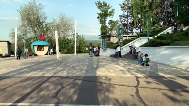 アルマトイ Kazakhstan 2023年5月19日 ココトビー山と多くの人々がいるレクリエーションパーク 子供のための楽しいゲーム — ストック動画