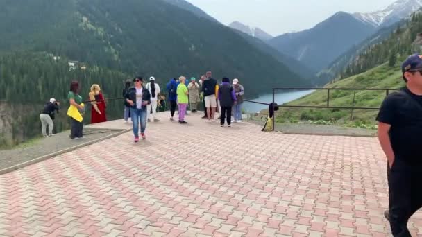 Almaty Kazakhstan Mayıs 2023 Mavi Göl Turistlerle Birlikte Kolsai Gölleri — Stok video
