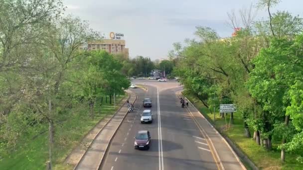 Almaty Kazakhstan Mayıs 2023 Kazakistan Ilk Başkanının Parkının Yanındaki Yol — Stok video