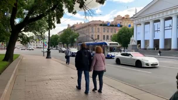 2022年10月4日 俄罗斯圣彼得堡 参议院广场公路交通 列宁德拉市 圣彼得堡市中心挤满了人和车辆 — 图库视频影像