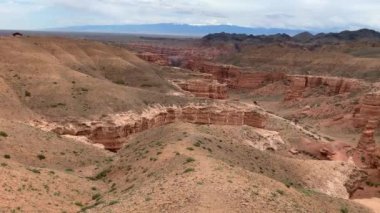 Charyn ya da Sharyn Canyon Kazakistan 'ın güneyinde mavi bir gökyüzü arka planında. Üst görünüm.