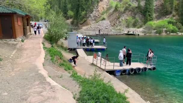 Almaty Kazakhstan Mai 2023 Lac Bleu Est Milieu Des Montagnes — Video