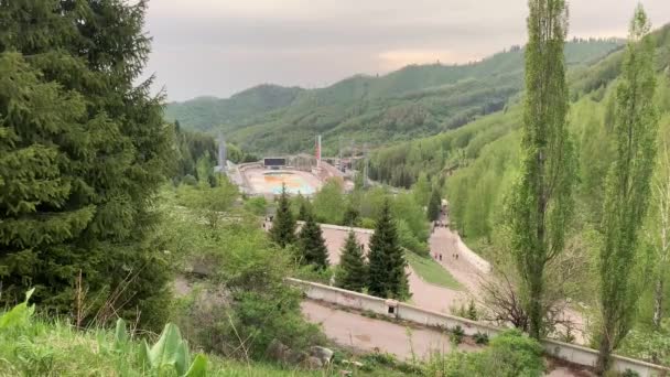 アルマトイ Kazakhstan 2023年5月21日 Kzの南の首都アルマトイ 屋外スピードスケートとバンディリンクのパノラマシティービュー メデウアイスリンク — ストック動画