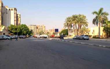 Kahire - Mısır - 3 Ekim 2020: Çöp, birçok bina ve ana yolun bulunduğu Kahire 'nin eski tarihi yerleşim bölgesi. Afrika 'nın başkenti.