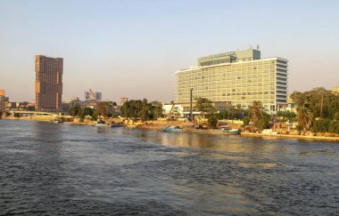 Cairo- Mısır - Ekim 04, 2020: Afrika 'nın başkenti ve Nil Ritz-Carlton Oteli' nin göbeğindeki güzel geniş Nil Nehri manzarası. Gün batımından önce Nil gezinti alanı.