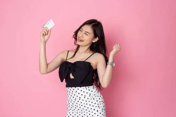 Cheerful Smiling Asian Woman Holding Card Isolated Pink Background — 图库照片