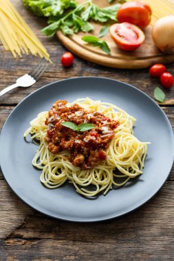 Tahta arka planda siyah tabakta spagetti. en üstteki görünüm