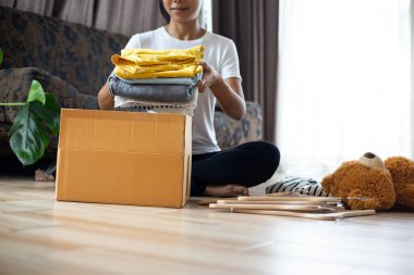 Bağış Kutulu Giysileri Odasında Tutan Kadın Konsepti.