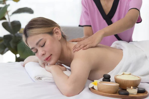 Jonge Aziatische Vrouw Genieten Ontspannen Massage Spa Salon Spa Schoonheid — Stockfoto