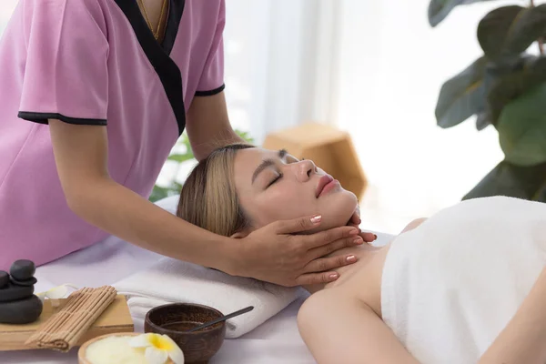 Ung Asiatisk Kvinna Njuter Och Koppla Massage Spa Salong Spa — Stockfoto