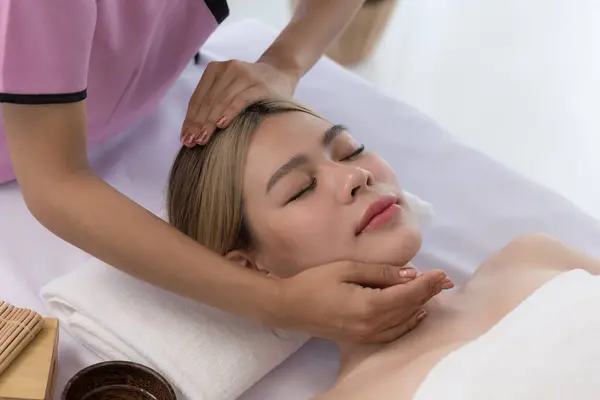 Jonge Aziatische Vrouw Genieten Ontspannen Massage Spa Salon Spa Schoonheid — Stockfoto