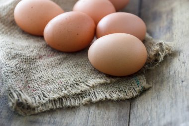 Ahşap zeminde taze yumurta