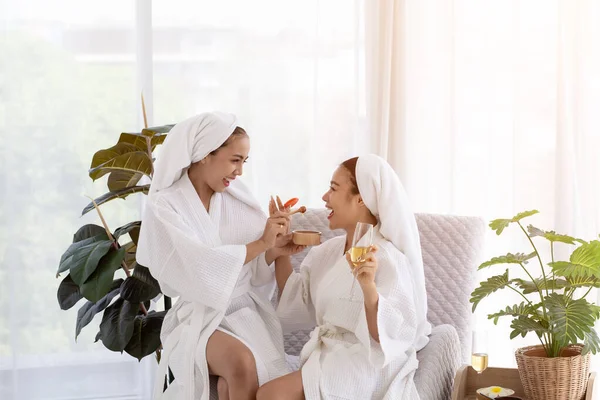 Aziatische Vrouwelijke Vrienden Ontspannen Spa Massage Met Tomaat Gezichtsmasker Badjas — Stockfoto