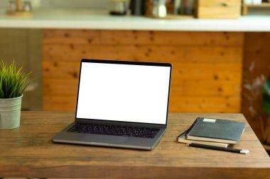 boş ekranı evdeki ahşap masadaki boş ekran bilgisayara dönüştür. Boş ekranlı dizüstü bilgisayar