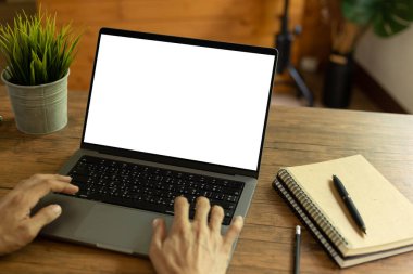 boş ekranı evdeki ahşap masadaki boş ekran bilgisayara dönüştür. Boş ekranlı dizüstü bilgisayar